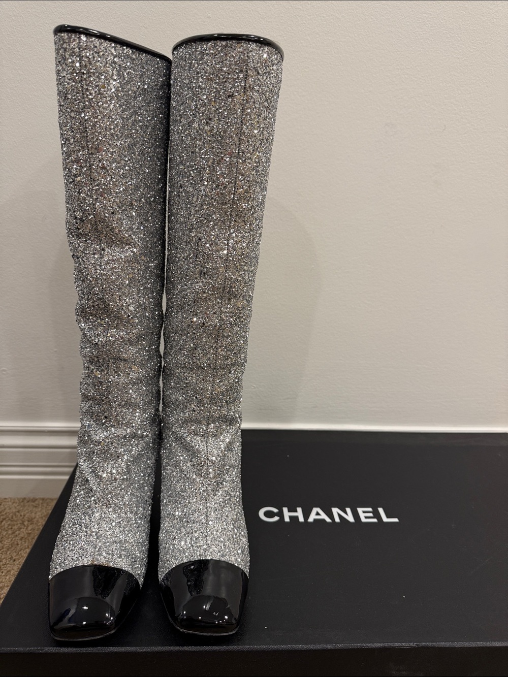 Chanel Silver Glitter Knee High Boots
Paris Fashion Week Iconic Runway 37.5 - Picture 10 of 17